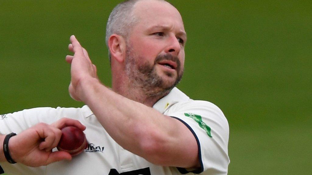 Darren Stevens bowls