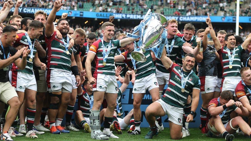 Leicester Tigers players lifting the Premiership trophy in 2022