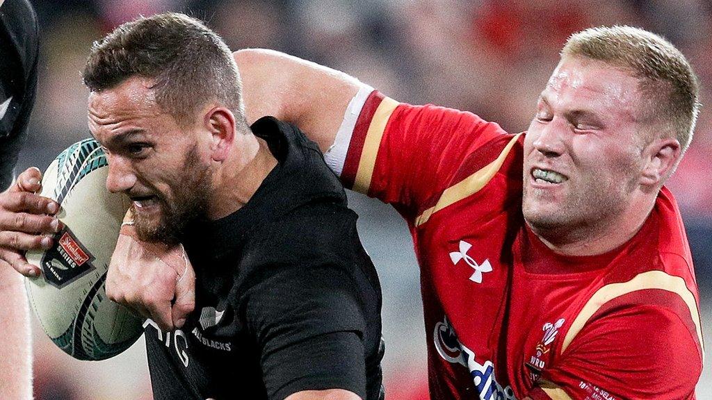 Ross Moriarty tackles Aaron Cruden