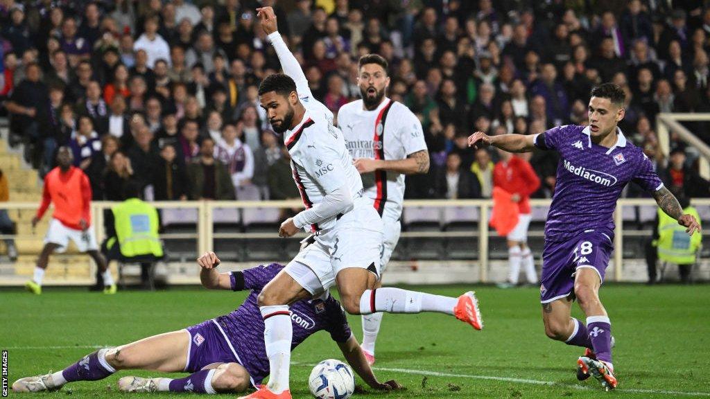 Ruben Loftus Cheek scores for AC Milan against Fiorentina