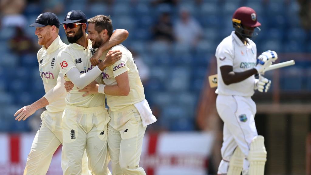 Chris Woakes celebrates wicket