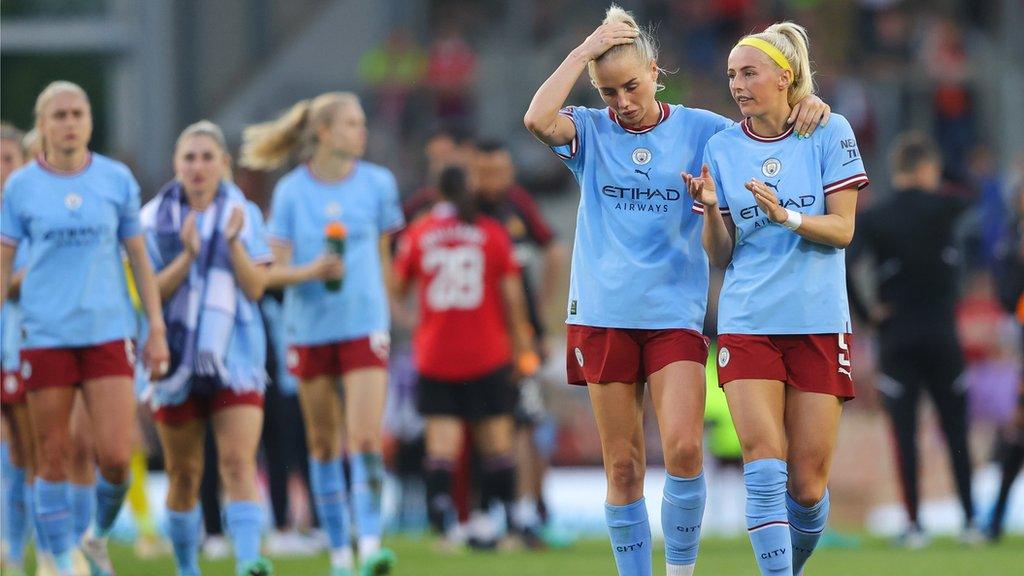 Alex Greenwood and Chloe Kelly playing for Man United