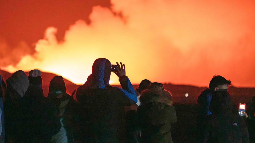 people watch Iceland volcano