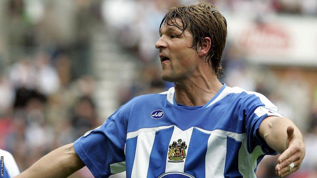 Arjan de de Zeeuw playing for Wigan Athletic in 2005