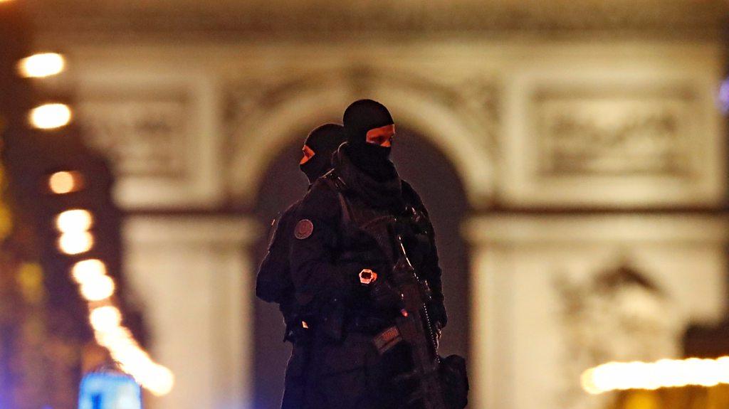 Police officers in front of the Arc de Triomphe