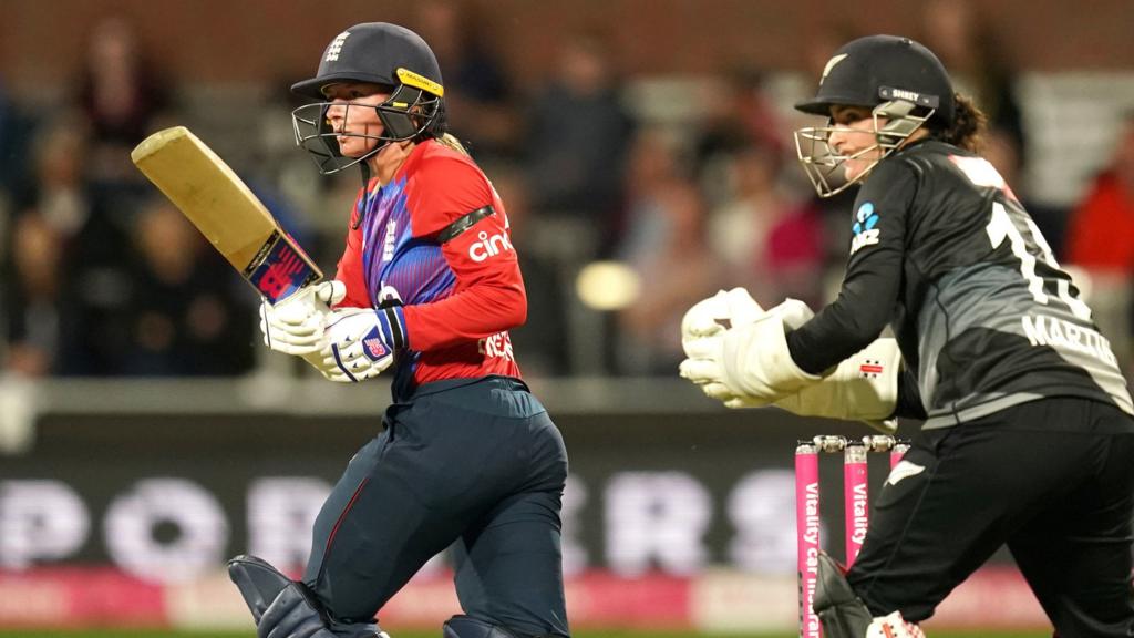 England's Danni Wyatt and New Zealand wicketkeeper Katey Martin