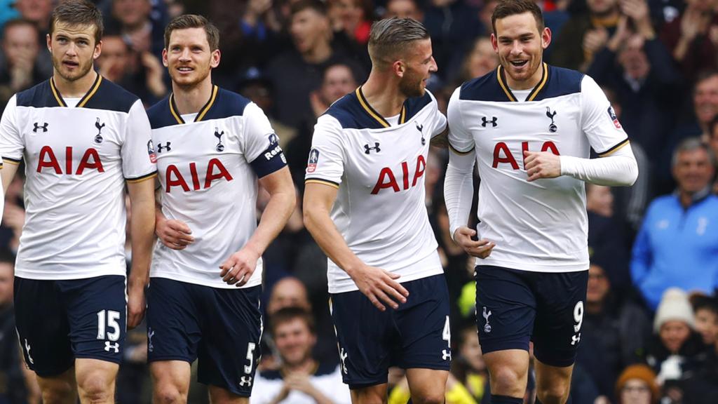 Vincent Janssen celebrates