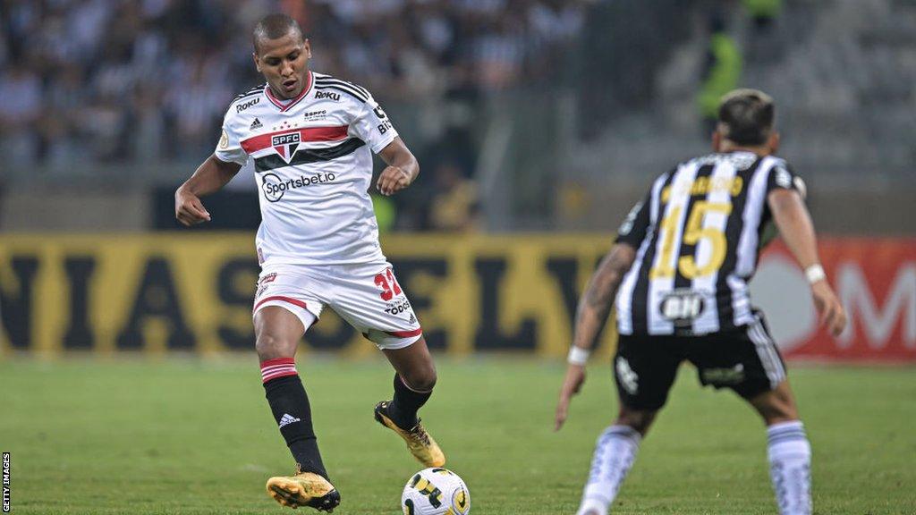 Luizao playing for Sao Paulo