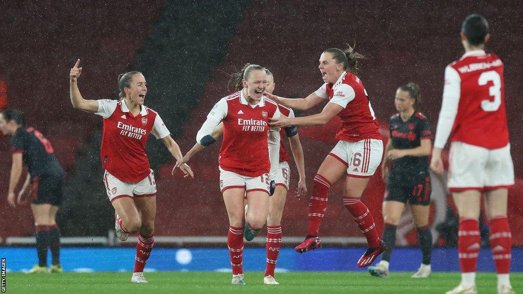 Arsenal celebrate going 1-0 up