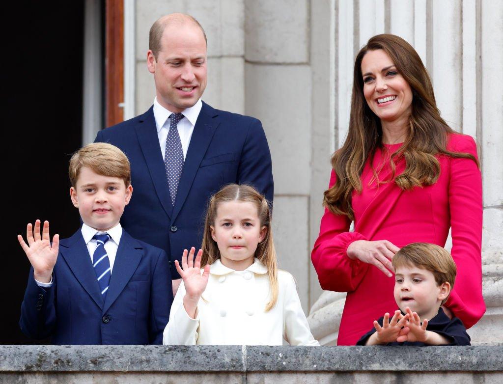 Prince George of Cambridge, Prince William, Duke of Cambridge, Princess Charlotte of Cambridge, Prince Louis of Cambridge and Catherine, Duchess of Cambridge stand on the balcony of Buckingham Palace.