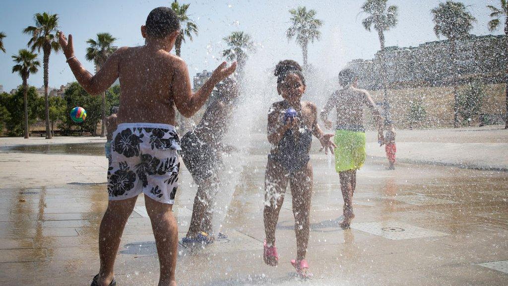 kids-playing-in-fountain-heatwave