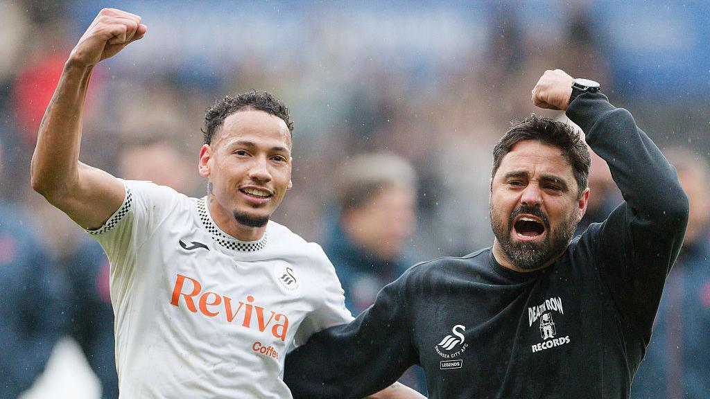 Vitor Matos celebrates with Ronald 