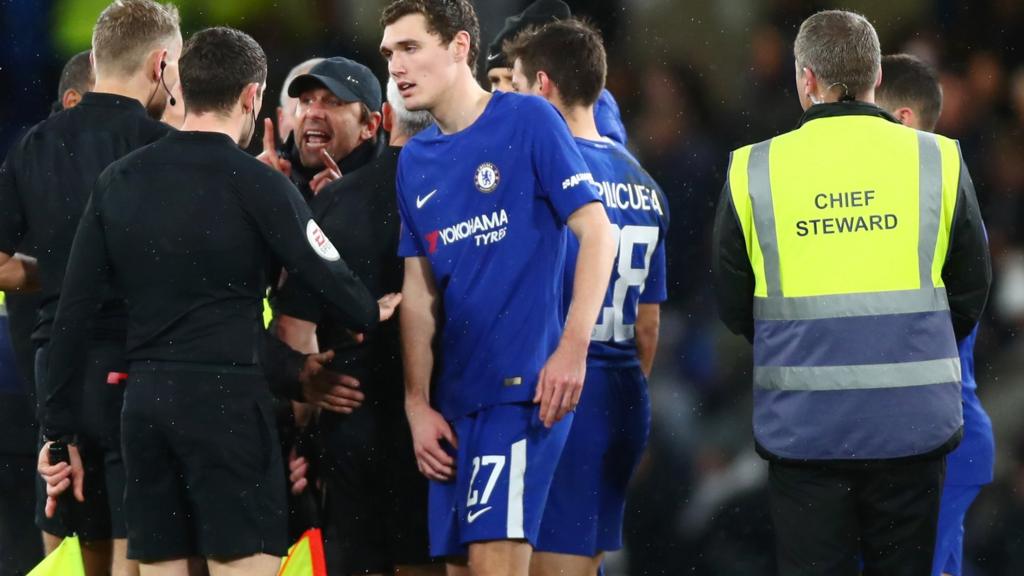 Conte talks to the referee