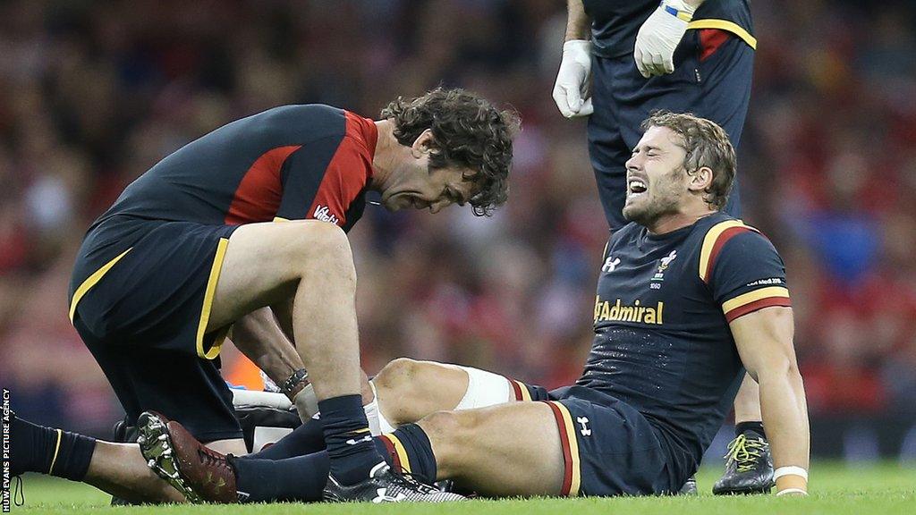 Leigh Halfpenny injured against Italy in 2015