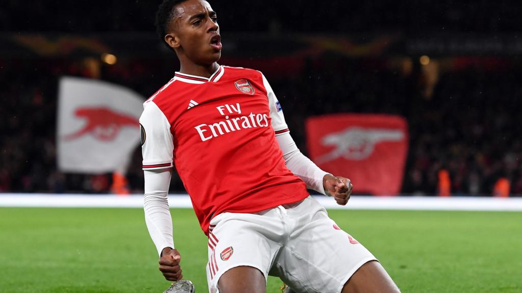 Joe Willock celebrates