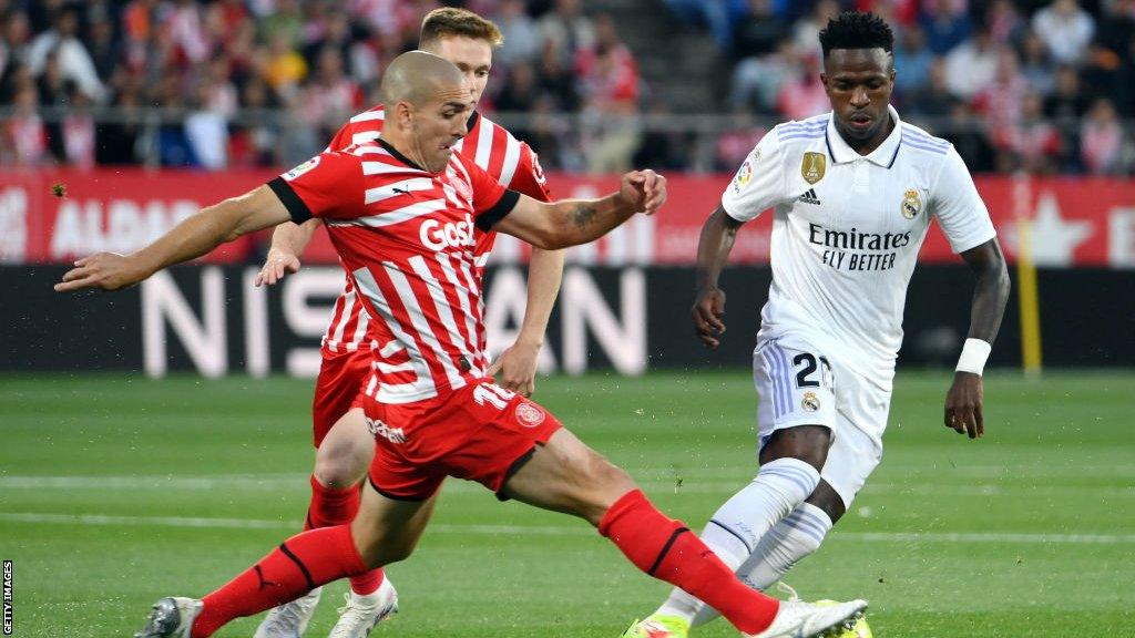 Oriol Romeu tackles Vinicius Junior