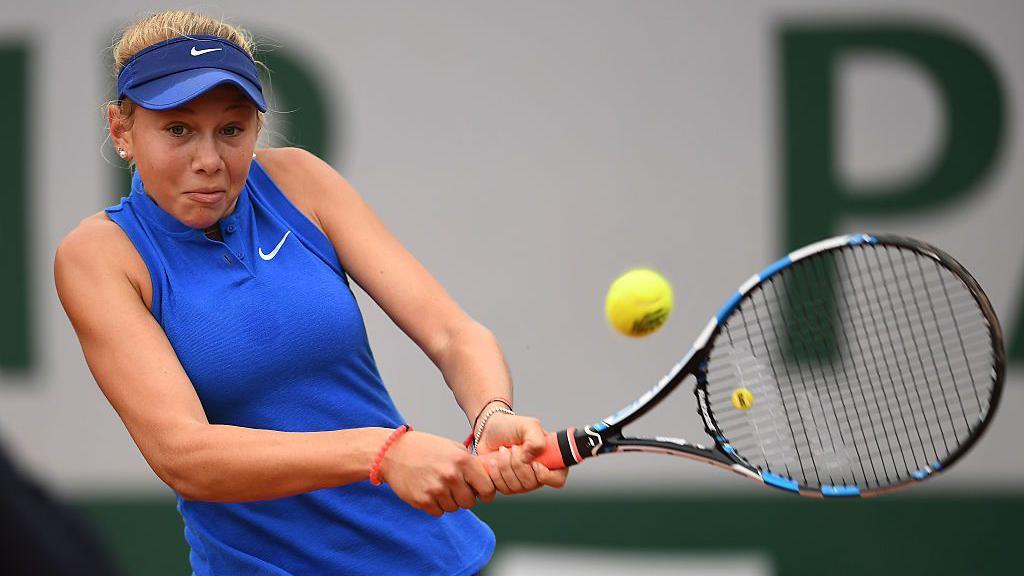 Amanda Anisimova delivers a backhand in the girls' singles final of the French Open in 2016