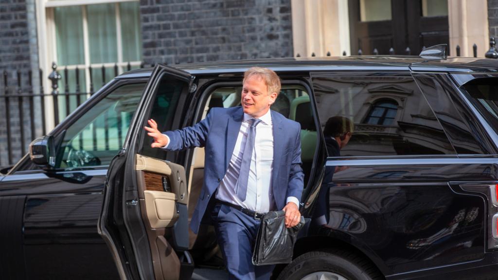 Grant Shapps arriving at No 10 on Thursday