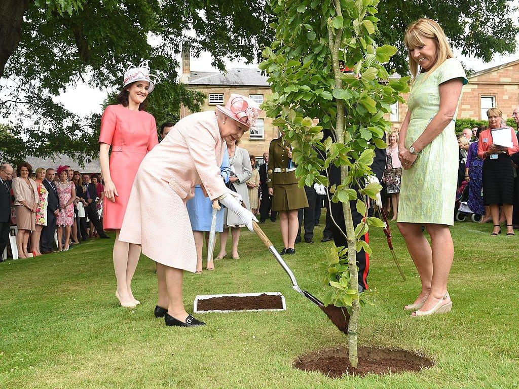 queen-planting-tree.