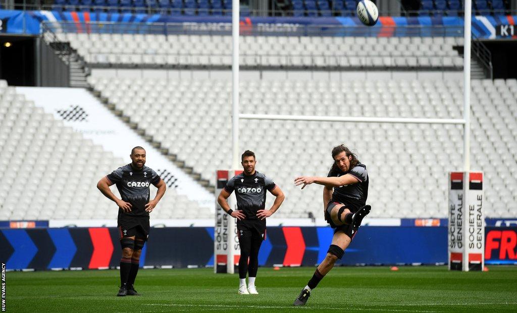 Justin Tipuric kicks the ball