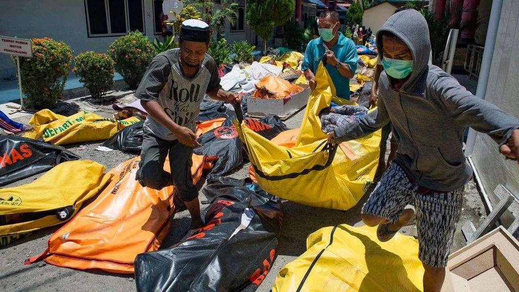 People carry victims' bodies to Palu's hospital. Photo: 30 September 2018