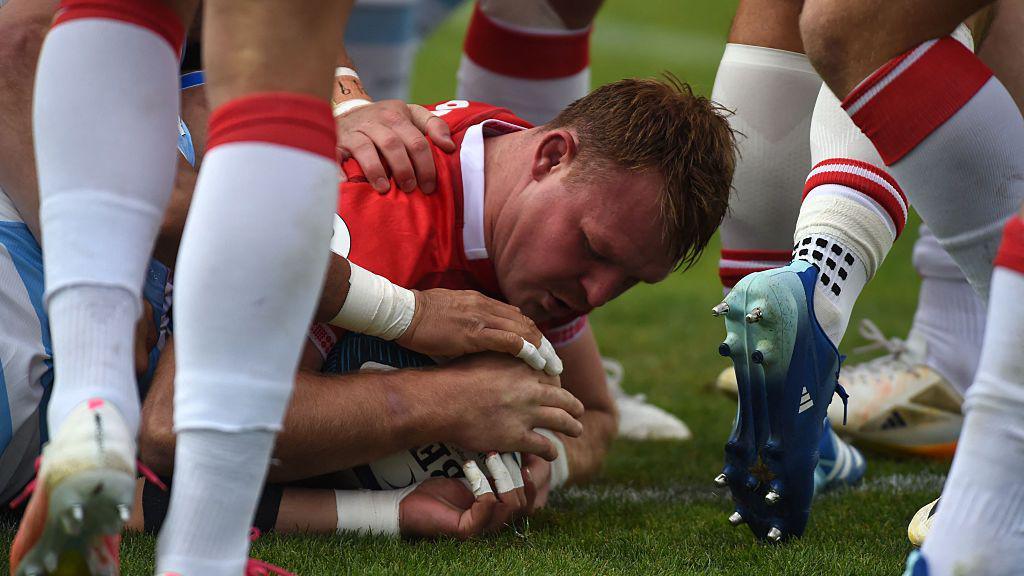 Dewi Lake goes over for a try 