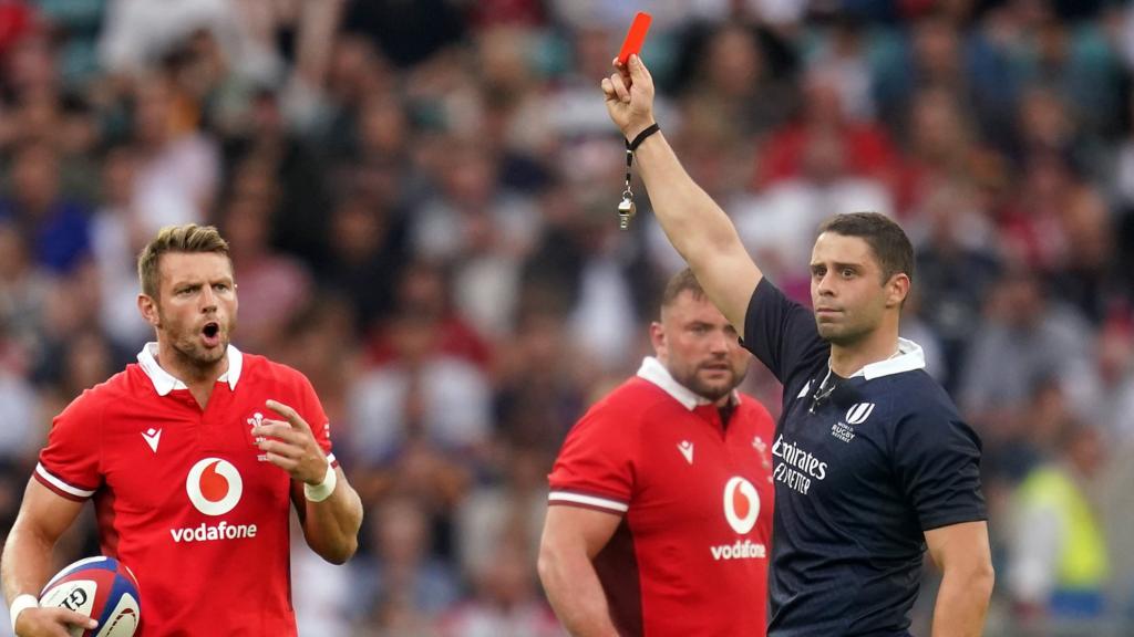 Referee shows Owen Farrell a red card