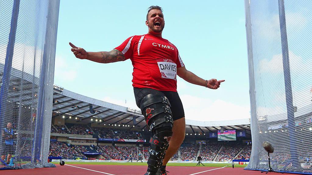 Aled Sion Davies yn cymryd rhan yn y ddisgen yng Ngemau'r Gymanwlad yn Glasgow yn 2014 lle enillodd fedal arian.