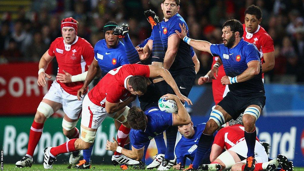 Sam Warburton tackles Vincent Clerc