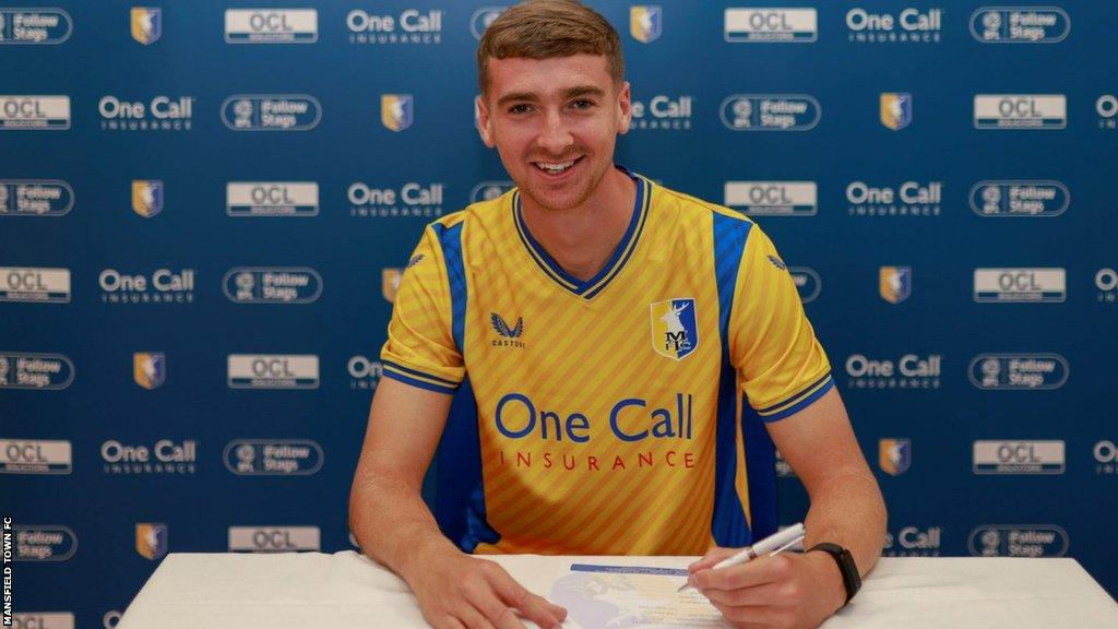 Lewis Brunt signs his new contract with Mansfield