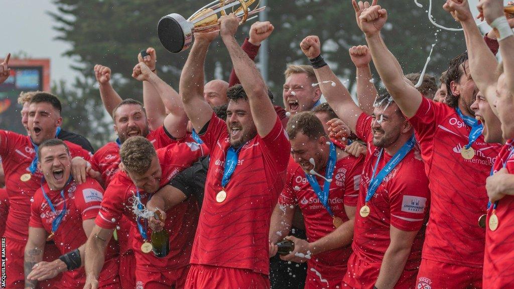 Jersey Reds lift the Championship trophy