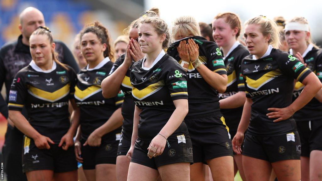 York Valkyrie winger Emma Kershaw and her teammates