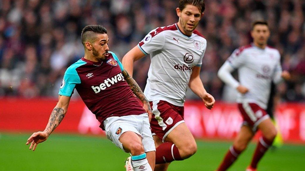 Manuel Lanzini goes close for West Ham