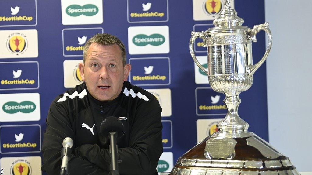 Billy Dodds with the Scottish Cup trophy