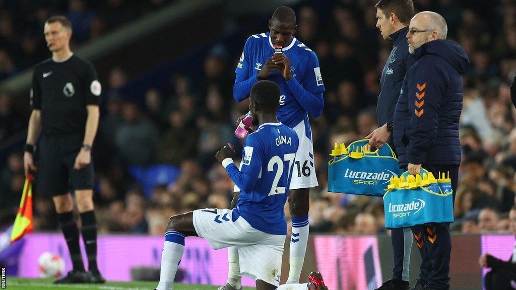 Abdoulaye Doucoure and Idrissa Gueye of Everton have some drinks and energy gels during their Premier League match against Tottenham Hotspur