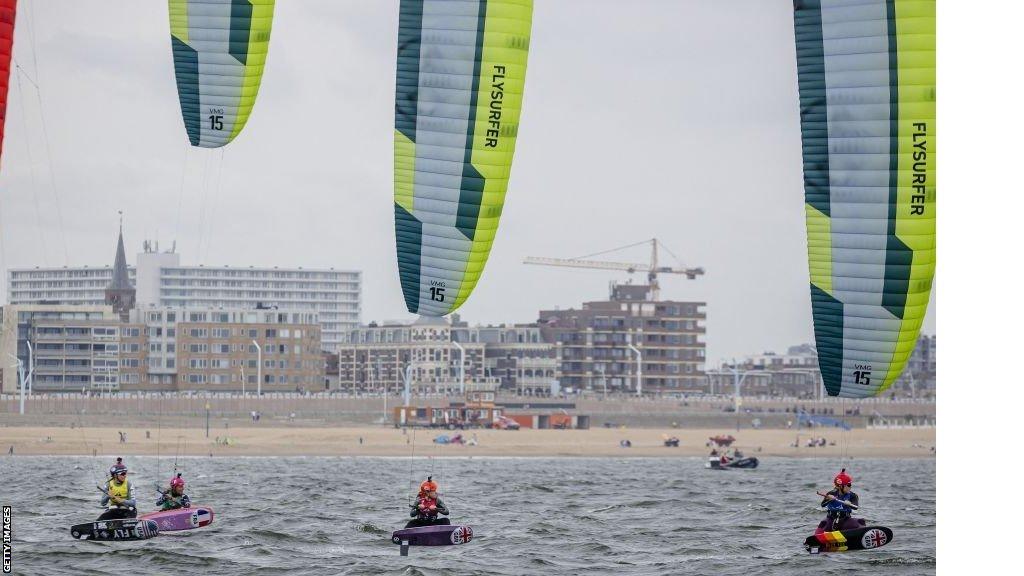 Participants compete during the Formula Kite medal race