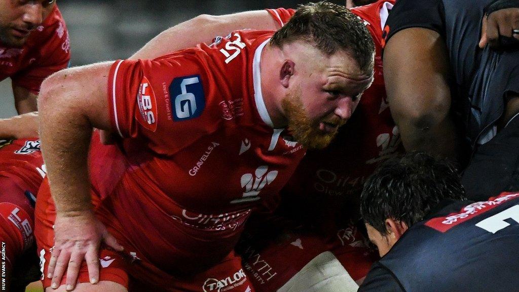 Samson Lee gets ready for a scrum with Scarlets