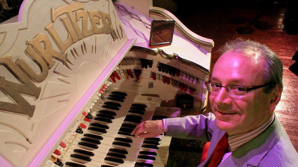 Phil Kelsall at the Wurlitzer