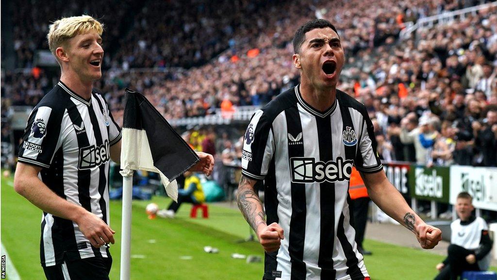 Miguel Almiron celebrates with Anthony Gordon