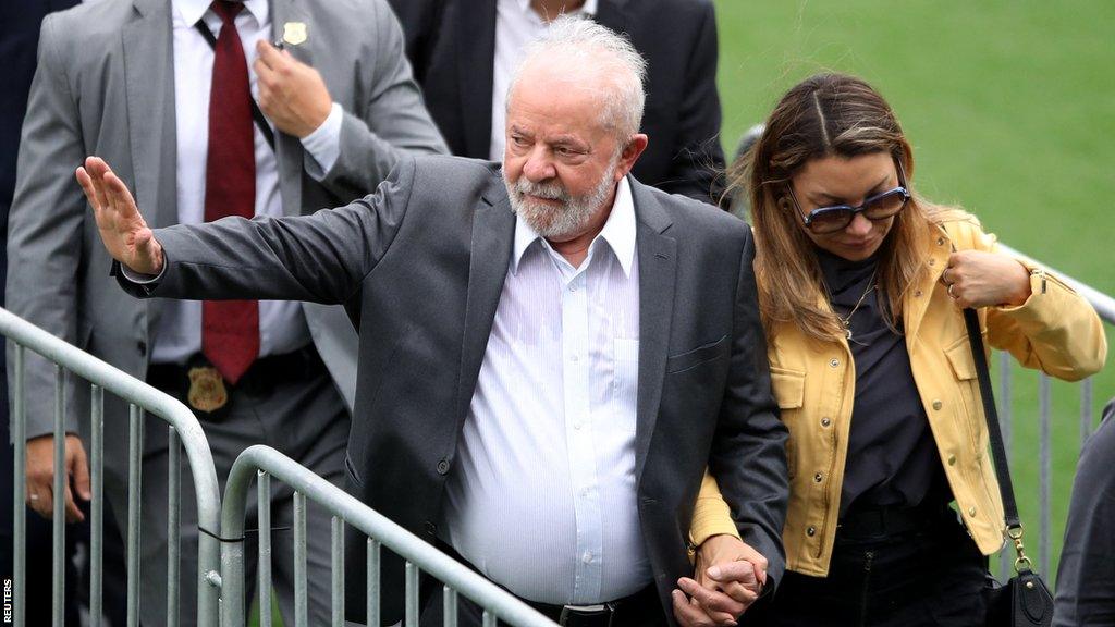 Brazil president Luiz Inacio Lula da Silva waves to the crowd during Pele's memorial