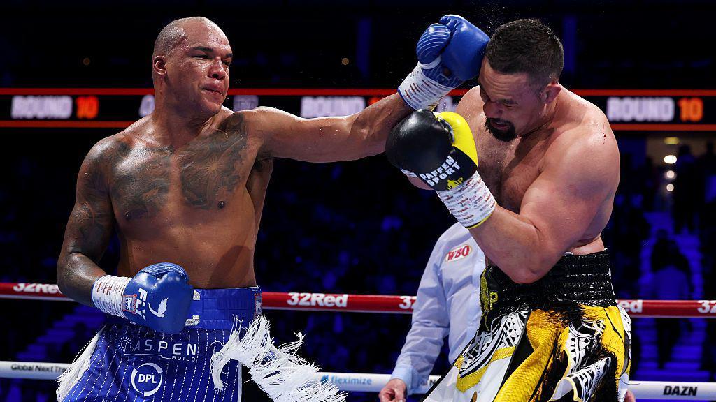 Fabio Wardley throwing a punch astatine Joseph Parker 