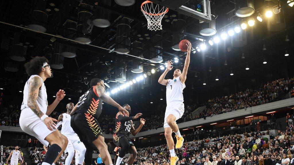 Sebastian Herrera of Paris dunks