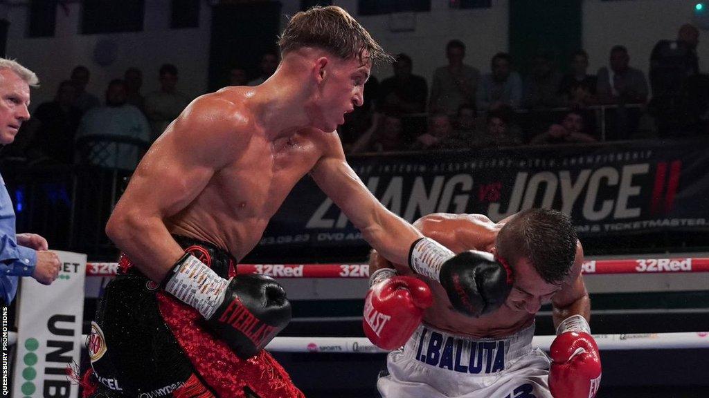 Dennis McCann throws a punch at Ionut Baluta