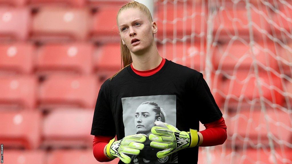 Sheffield United's Fran Stenson warms up whilst wearing a t-shirt of Maddy Cusack