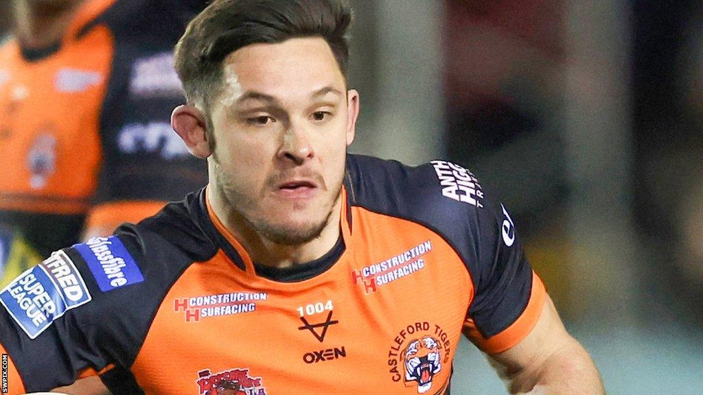 Niall Evalds runs with the ball for Castleford