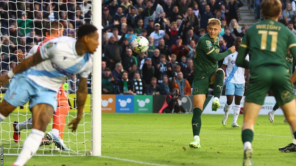 Ben Waine scores for Plymouth Argyle