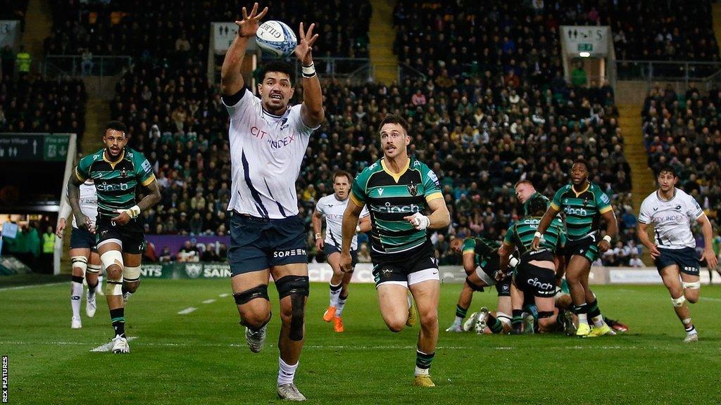 Theo McFarland scores for Saracens against Northampton Saints