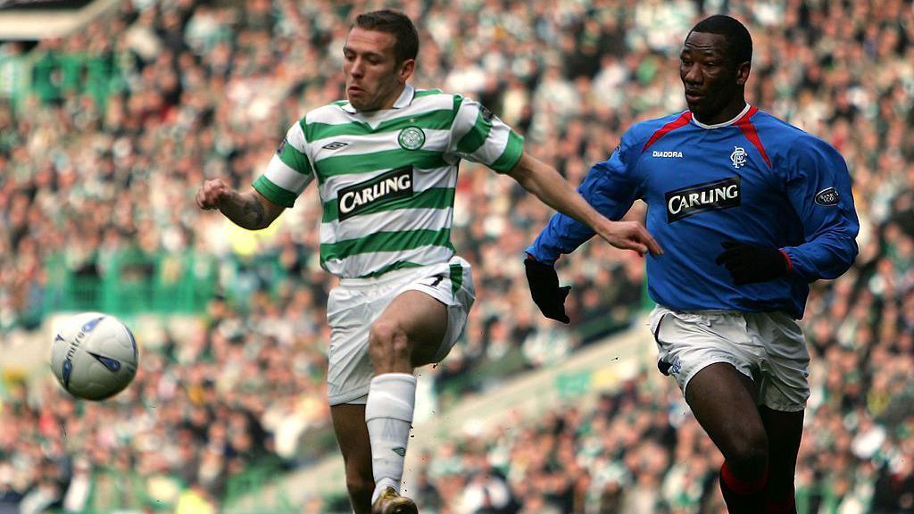 Craig Bellamy a Marvin Andrews mewn gêm rhwng Celtic a Rangers yn 2005