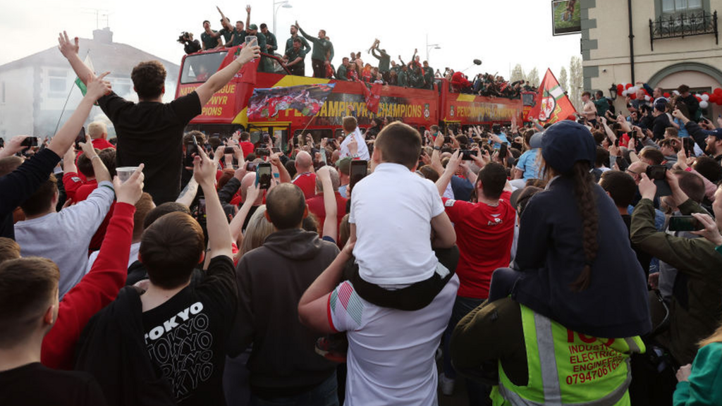 crowds outside Racecourse Ground