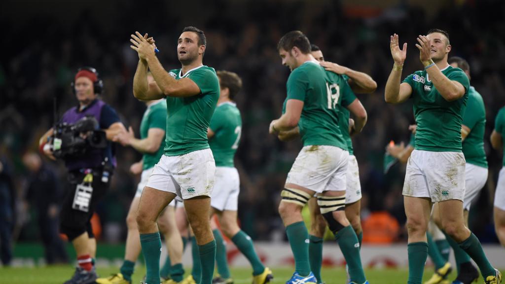 Ireland players thank crowd